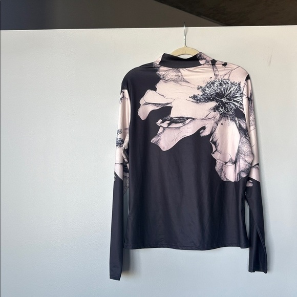 Tops - Long sleeve Mock neck shirt with floral design Elastane blended material.